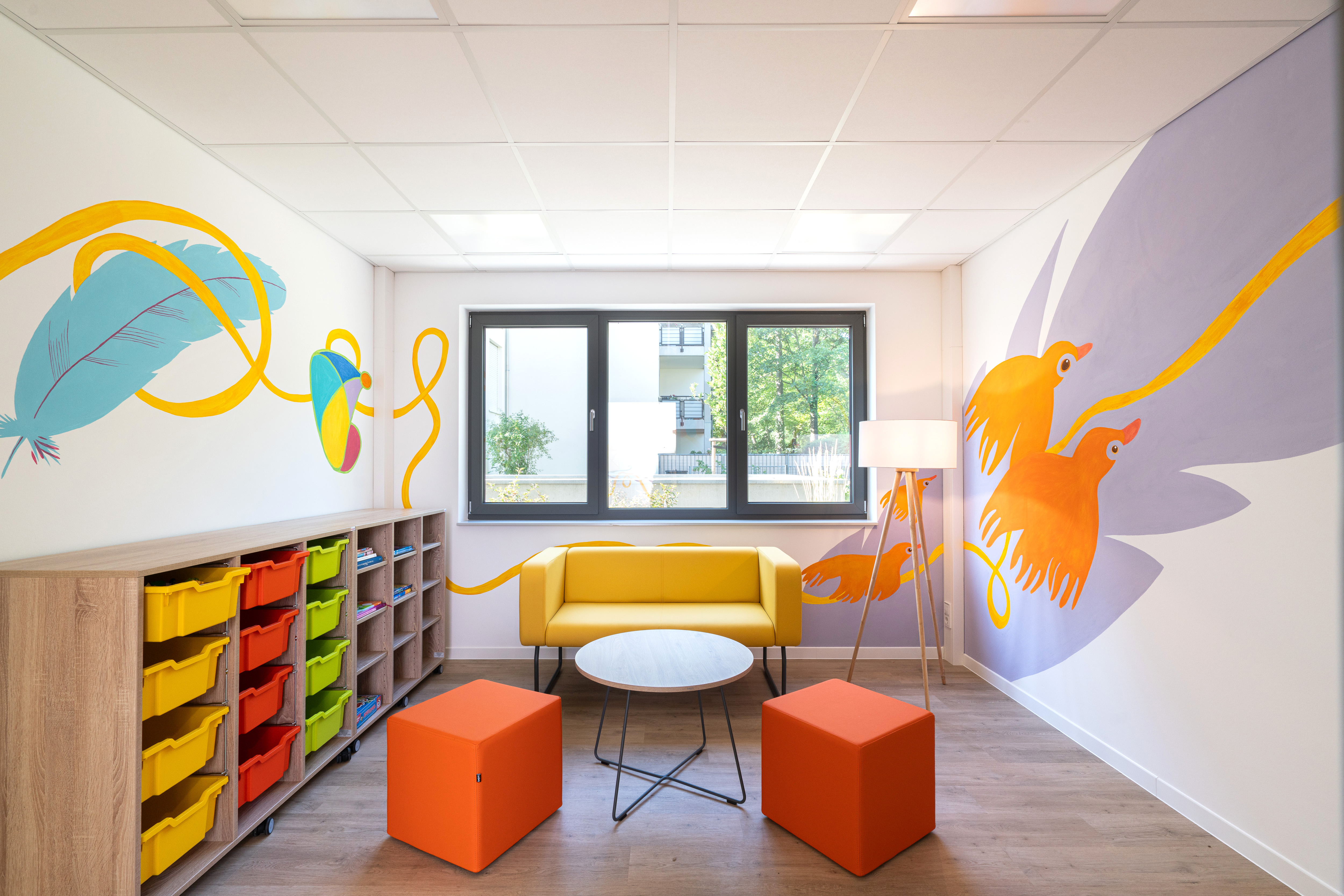 Bild vom Inneren des Kinderschutzhauses mit bunten Möbeln und farbiger Wandbemalung